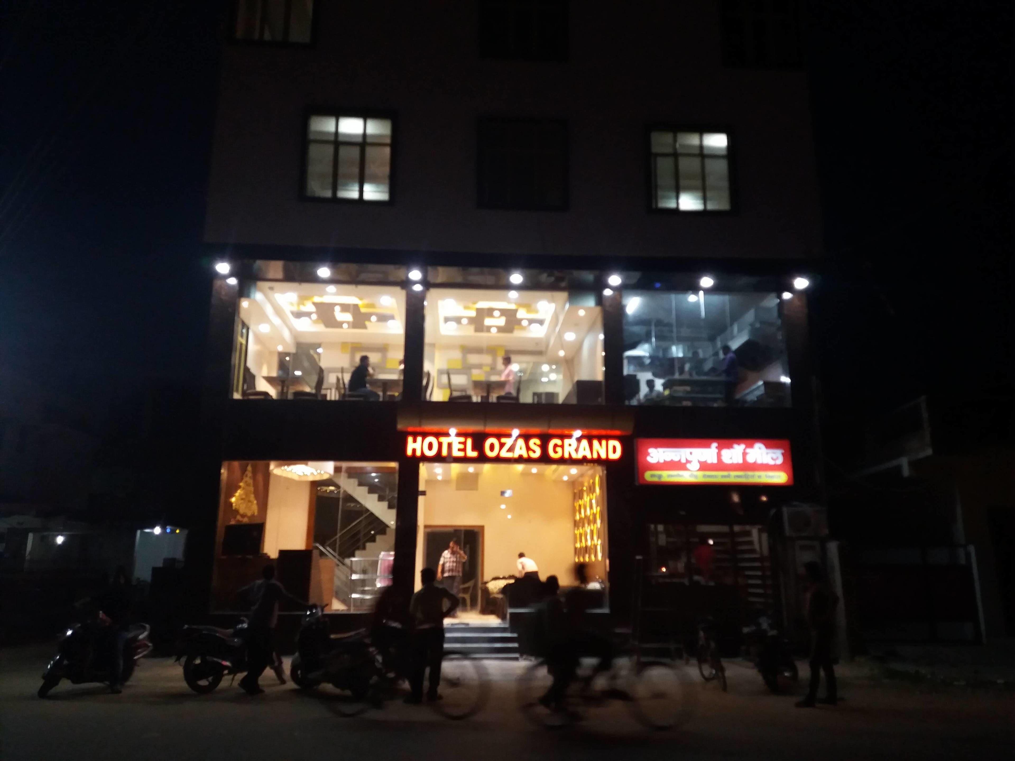 Hotel Ozas Grand, Varanasi